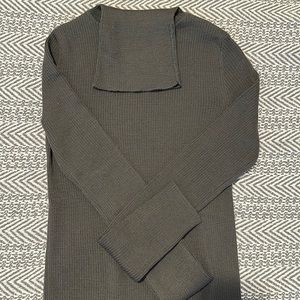 Uniqlo 100% merino wool turtle neck sweater